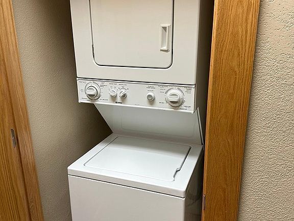 Stacked cloths washer and dryer