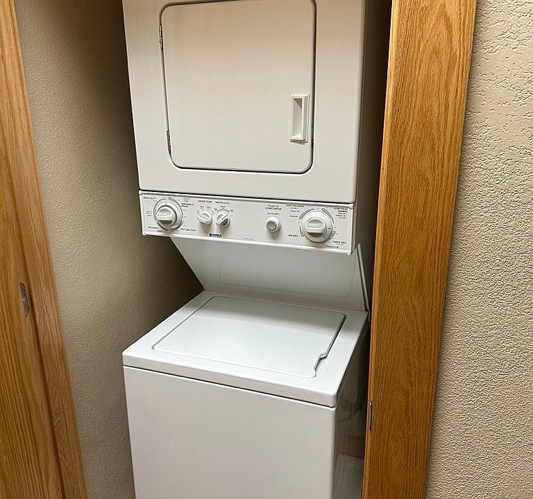 Stacked cloths washer and dryer