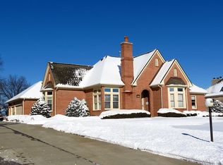 10365 Royce Dr, South Lyon, MI 48178