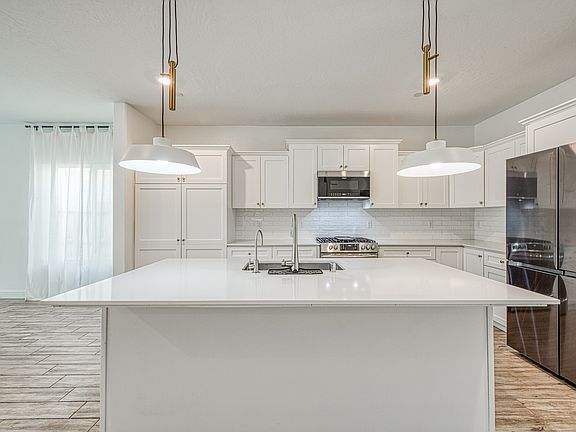 5th image of 293 Huntington Ave S