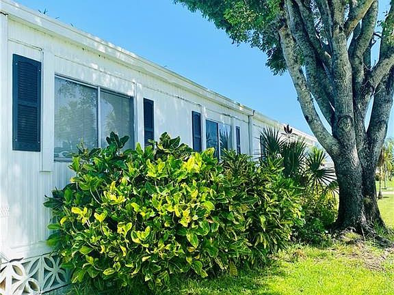 3rd image of 17 Saint Tropez Dr