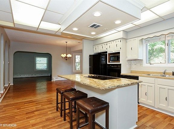 5th image of 144 Tuttle Ave