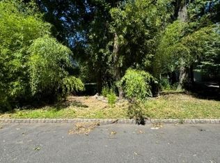 28 McCall Ave, Livingston, NJ 07039