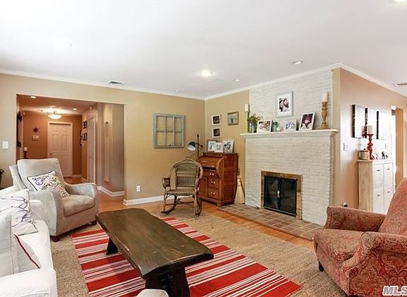 4th image of 629 N Village Ave
