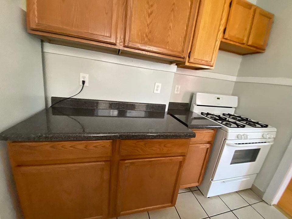 1st image of 1125 W Oakdale Ave #1BB