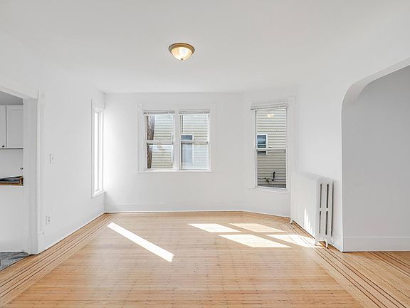 5th image of 2124 Fremont Ave N