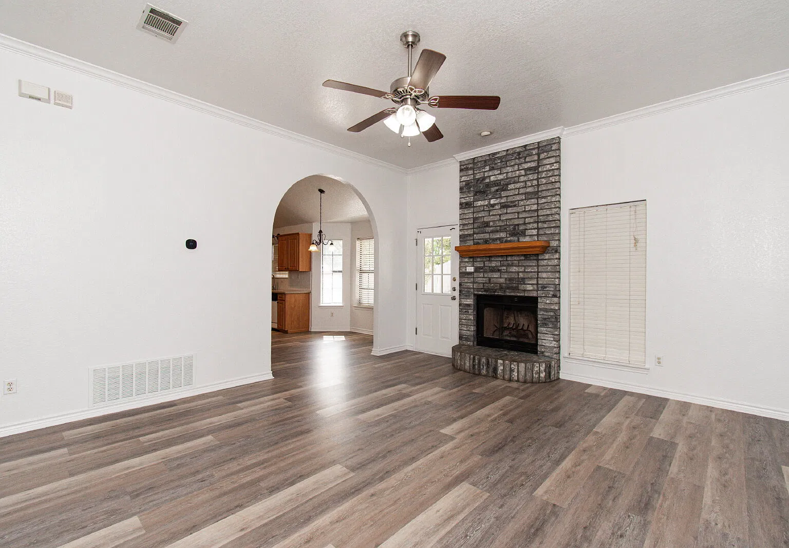 3 bed, 2.0 bath, 1337 sqft, $1,350 — Photo 3