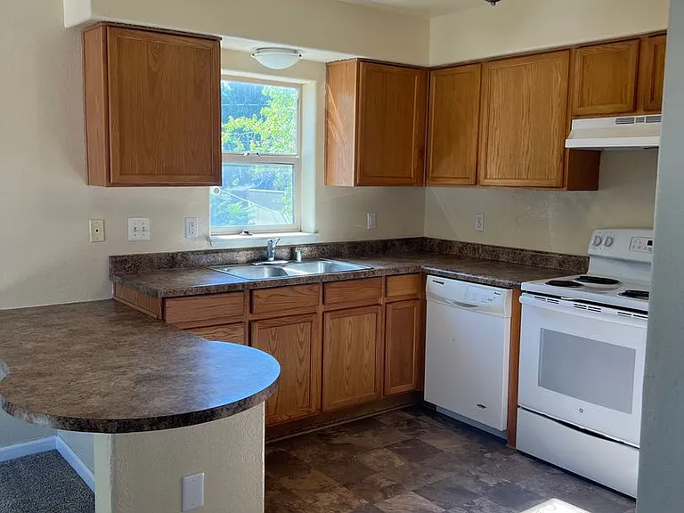 621 Elko Ave — Photo 5