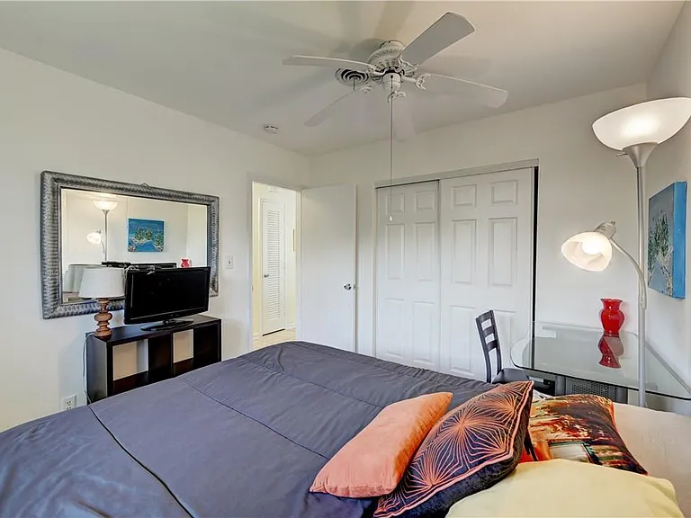840 SW 7th St — Photo 12