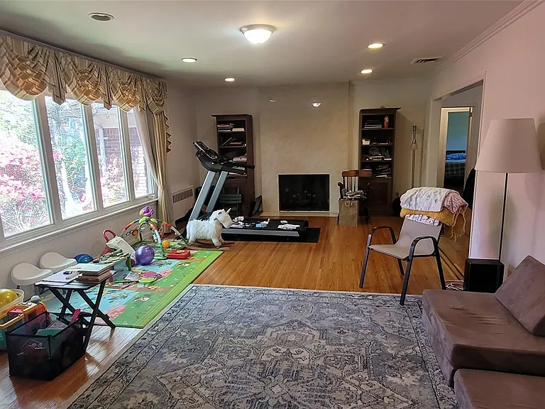 15 Somerset Dr S — Photo 5