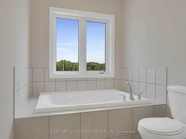 82 Ferragine Cres — Photo 19