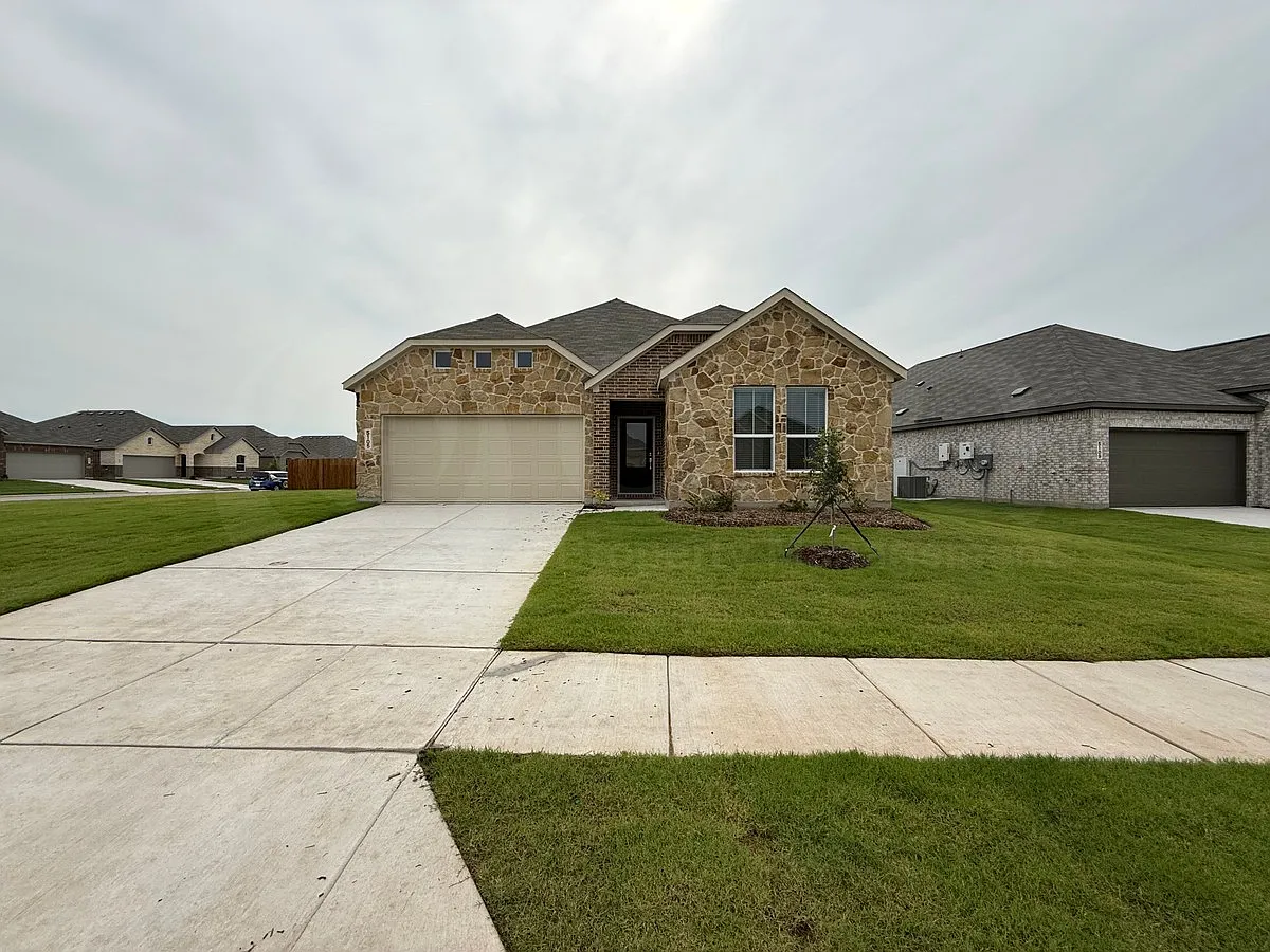 4 bed, 2.0 bath, 2062 sqft, $2,150 — Photo 2