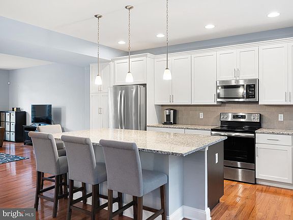 4th image of 52 Westhampton Dr
