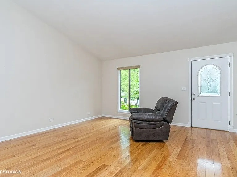 421 Bayview Ave — Photo 3