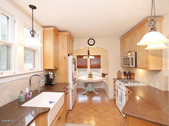 4th image of 1524 Lake Grove Ave SE