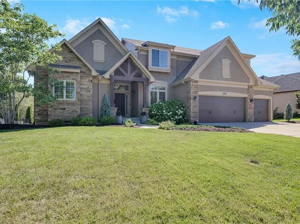 1637 NE Woodland Shores Dr, Lees Summit, MO 64086