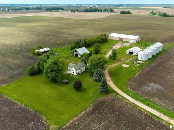 7936 Utica Ridge Rd, Davenport, IA 52807