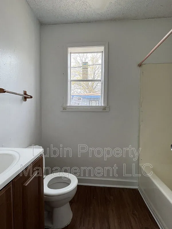 3 bed, 2.0 bath, 1300 sqft, $1,000 — Photo 4