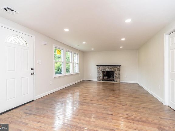 3rd image of 219 Stoney Run Rd