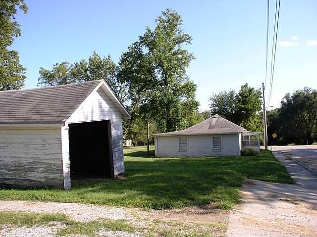 2nd image of 619 S 15th St