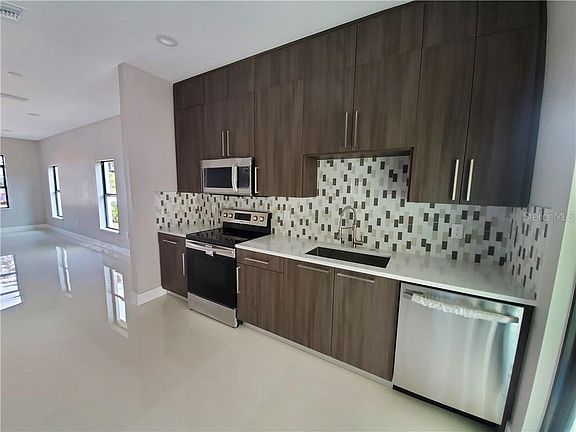 3rd image of 905 Hawkins St