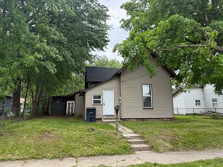 1052 N John St — Photo 1