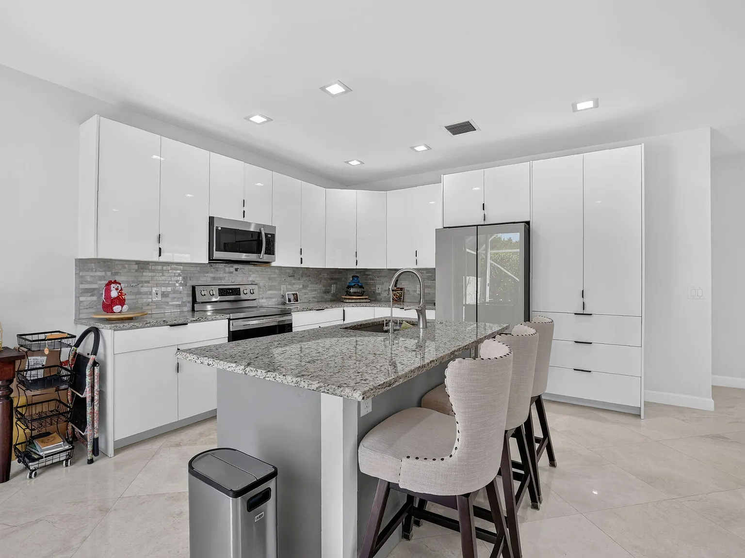 4 bed, 2.5 bath, 2211 sqft, $5,700 — Photo 3
