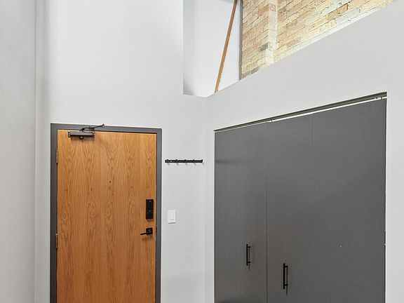 2nd image of 1733 W Irving Park Rd APT 213