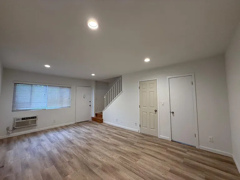 13952 Moorpark Ave — Photo 9
