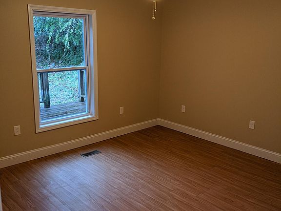 4th image of 1070 Woodward Dr