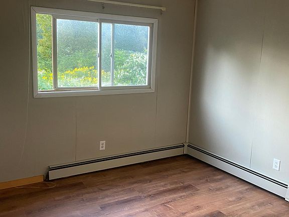 5th image of 142 Railroad Ave #1