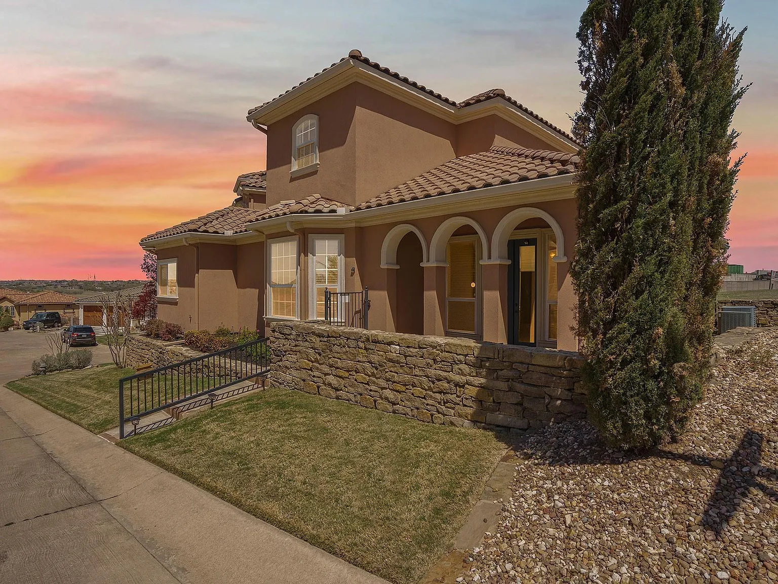 4 bed, 3817 sqft, $3,995 — Photo 3