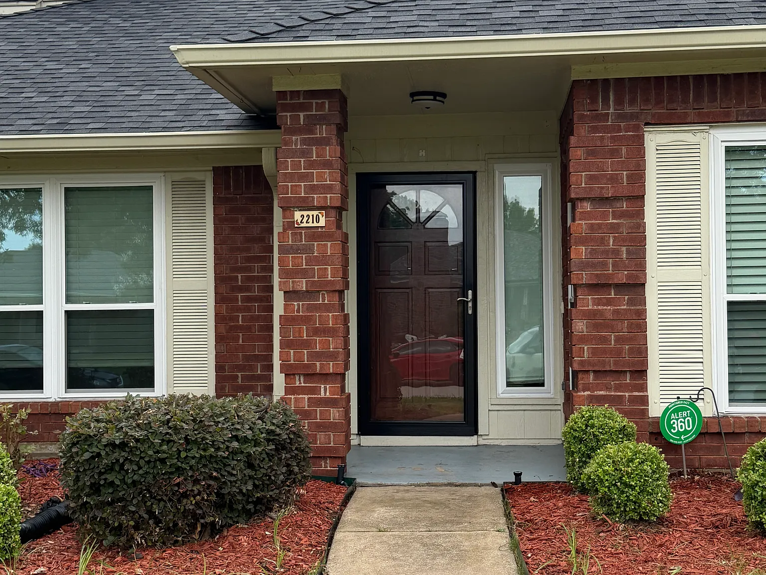 4 bed, 2.5 bath, 2116 sqft, $2,350 — Photo 2
