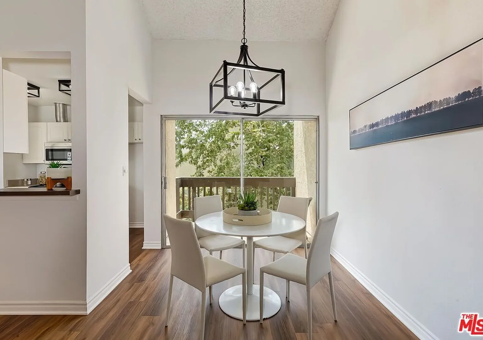 Beautiful 1 bed 3rd floor (top) condo in lakeside community in Culver City — Photo 1
