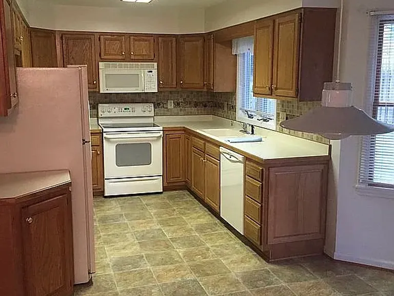 9 Wisteria Ln — Photo 3