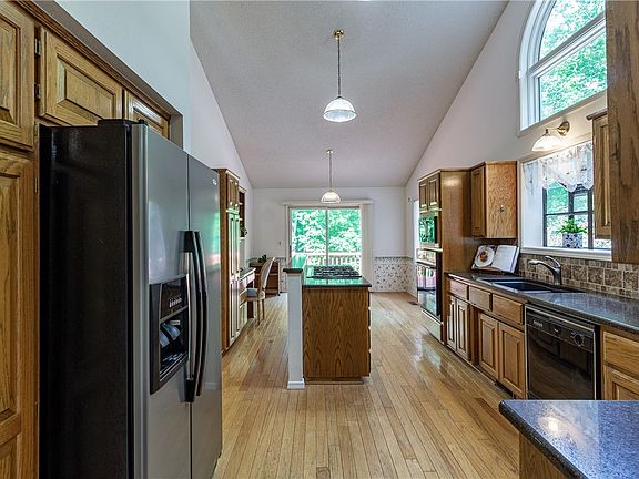 3rd image of 6 Weber Ln