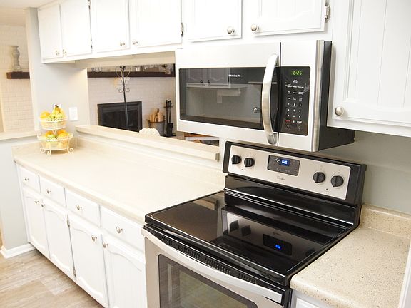 3rd image of 940 Buttercreek Cir