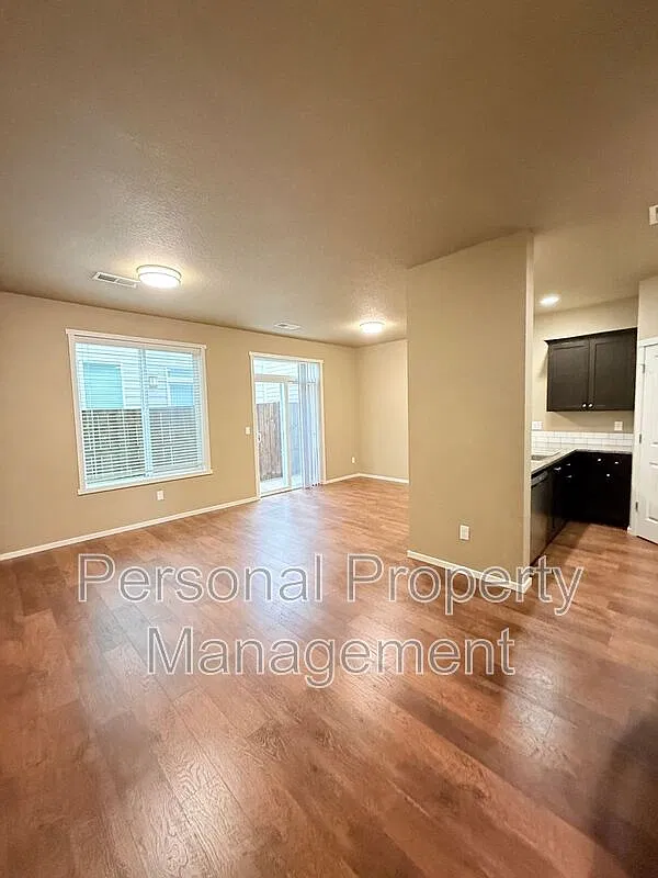 3 bed, 2.5 bath, 1659 sqft, $2,395 — Photo 4