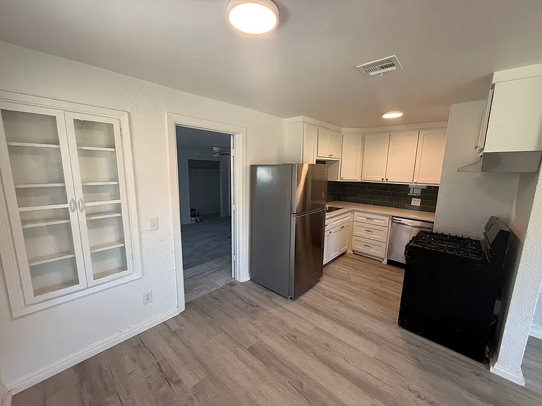 205 W Peach St — Photo 9