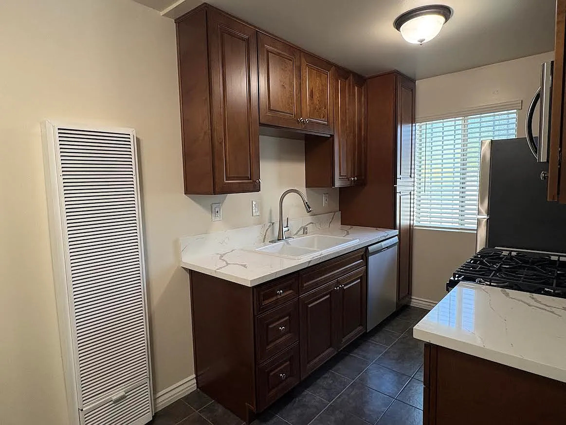 6460 Mammoth Ave — Photo 2