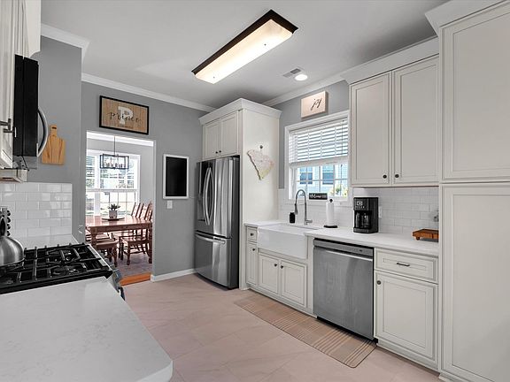 3rd image of 8 Coulter Ct