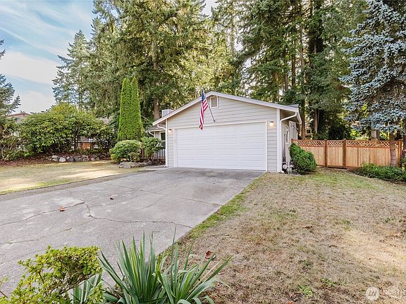 3rd image of 1504 NW Lakehill Circle