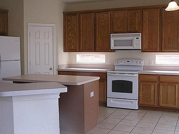 4th image of 2504 Clubhouse Dr