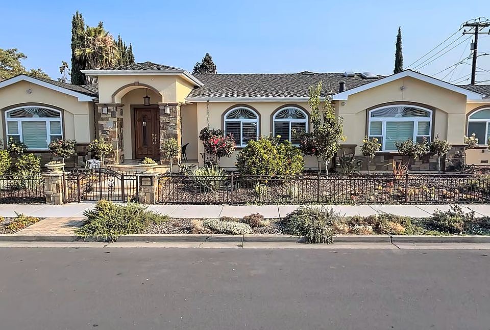 1st image of 21030 Gardena Dr