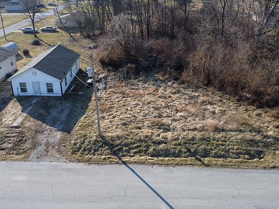4th image of 304 Railroad St