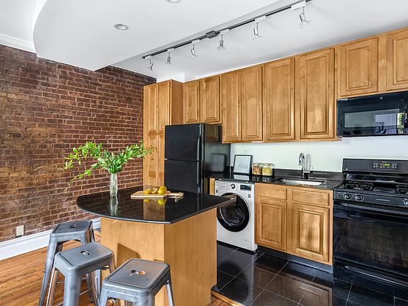 3rd image of 454 W 50th St APT 4R