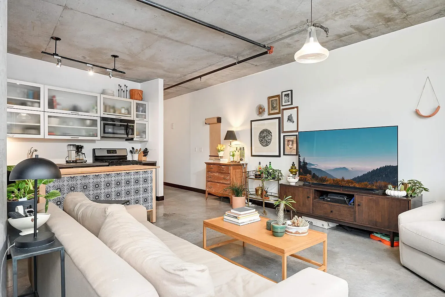 1 bed, 1000 sqft, $2,100 — Photo 2