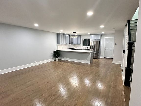 2nd image of 6248 N Hoyne Ave #C