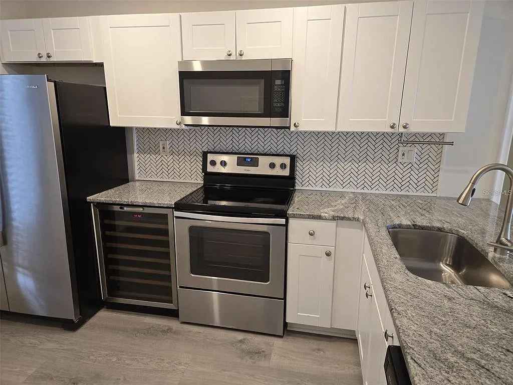 2 bed, 2.0 bath, 890 sqft, $2,800 — Photo 2