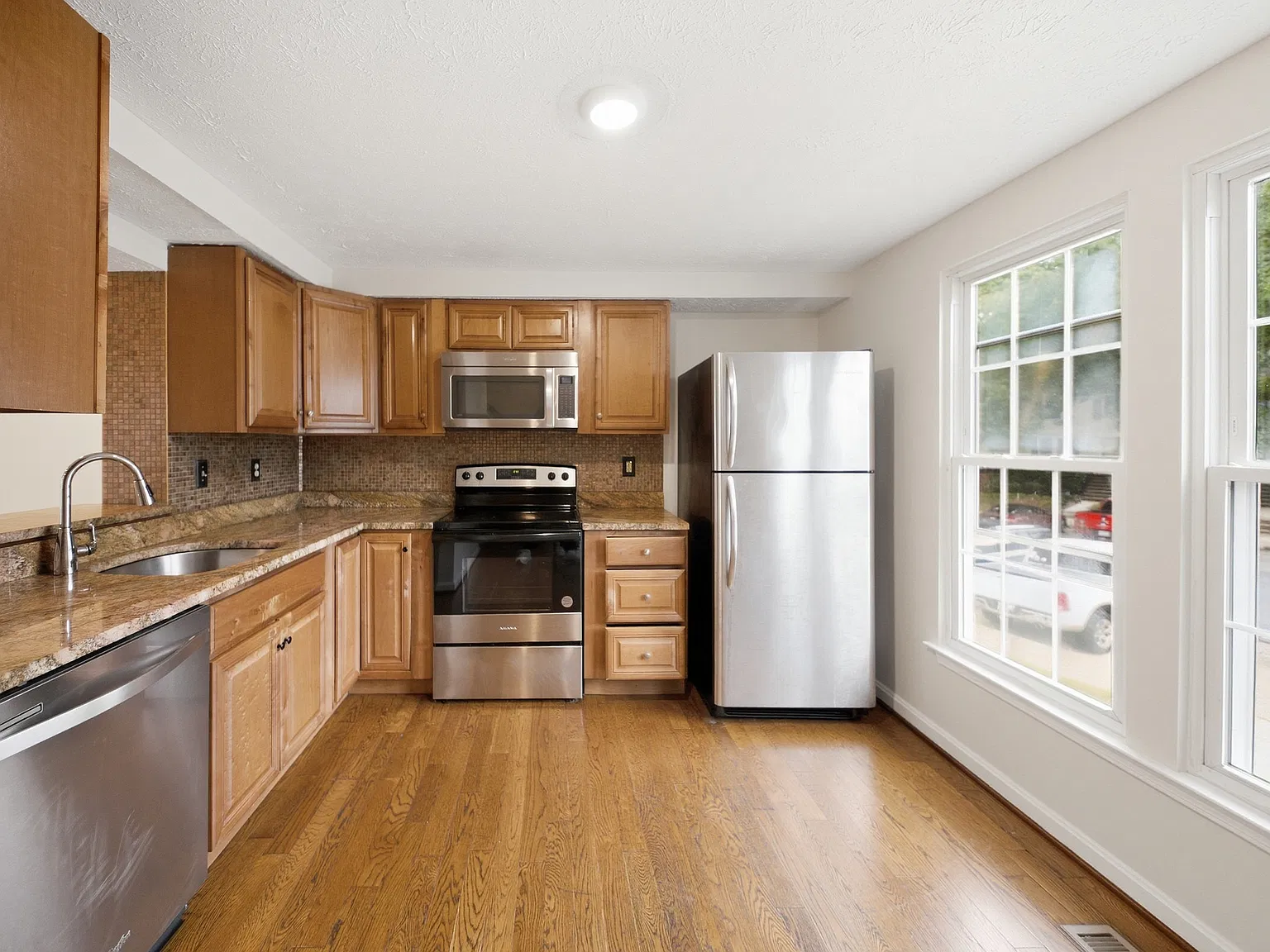 3 bed, 1840 sqft, $2,599 — Photo 3
